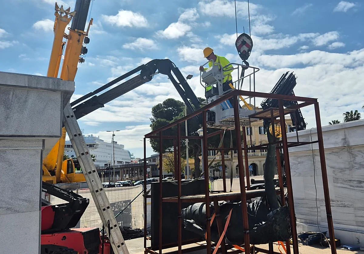 Malaga Port finally starts installation of Neptune and Venus sculptures