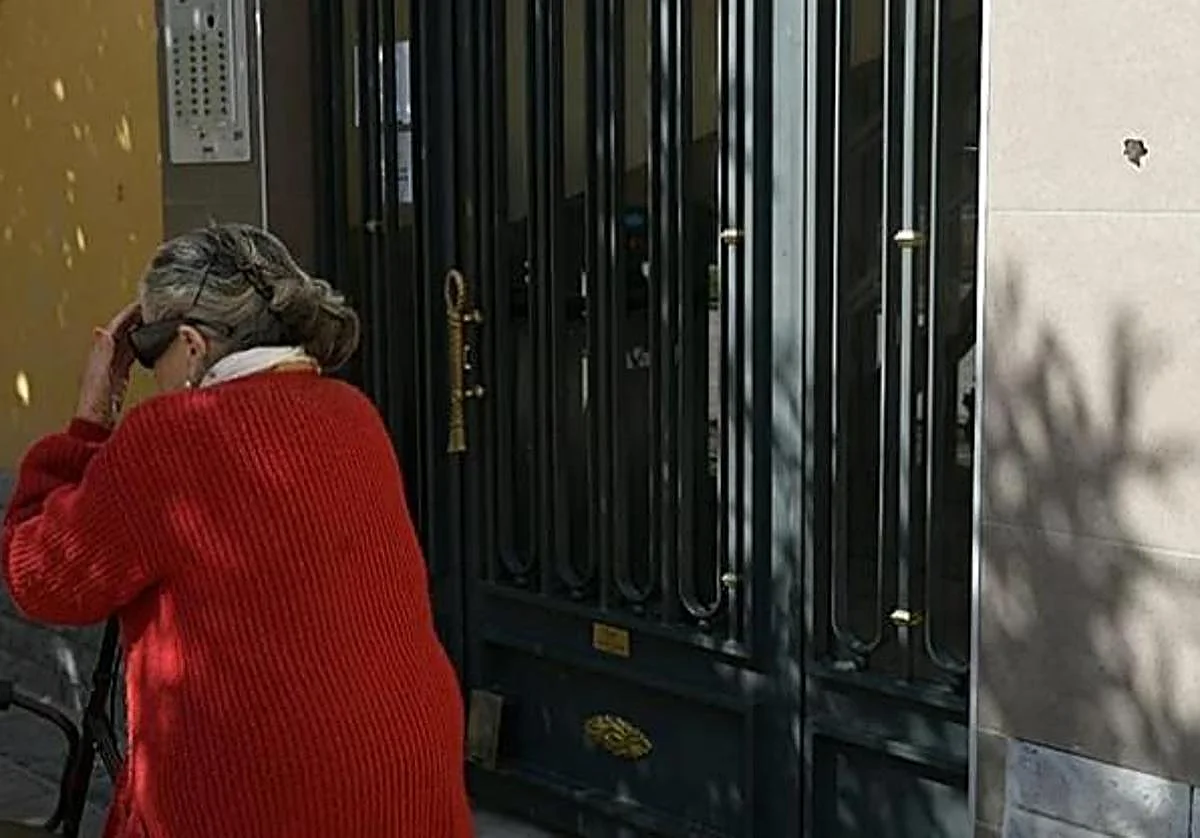 «Me muero, me muero»: una vecina oyó agonizar al hombre abatido de un disparo en el balcón de su casa en Alicante