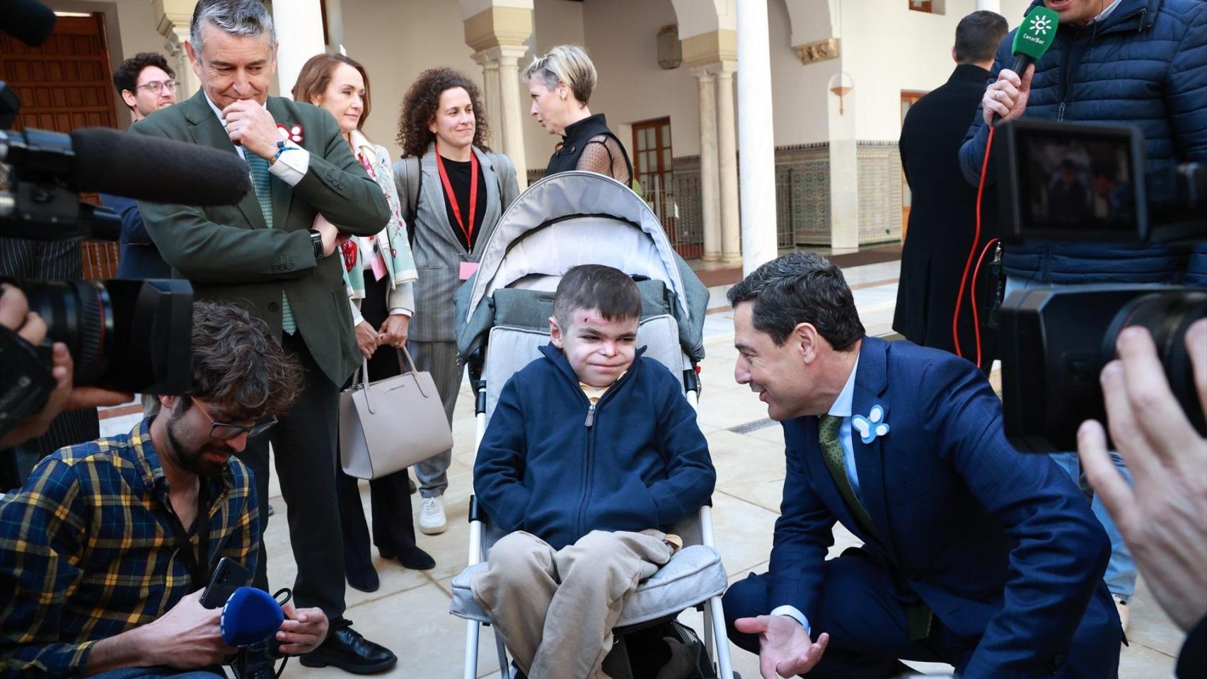 Andalucía, la primera región que pagará el tratamiento por la piel de mariposa de Leo y estudiará si es viable en 45 casos