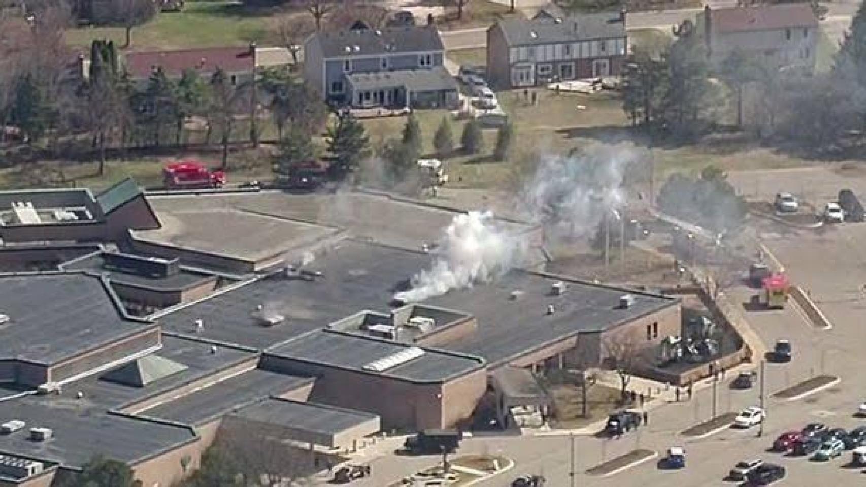 Abatido un hombre armado tras embestir su vehículo contra una sinagoga en Michigan y abrir fuego dentro del templo