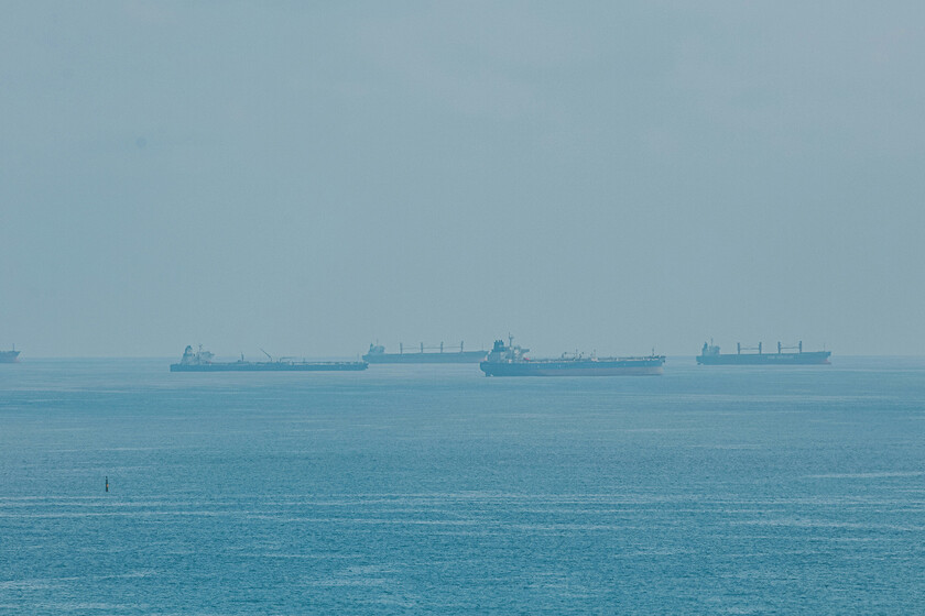 El mundo necesita sacar petróleo de Oriente Medio como sea. Su única esperanza son 30 barcos gigantes haciendo cola en Yanbu