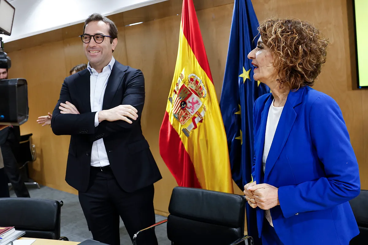 El Gobierno baraja rebajas fiscales a la luz pero busca alternativas a la bonificación sobre el litro de carburante