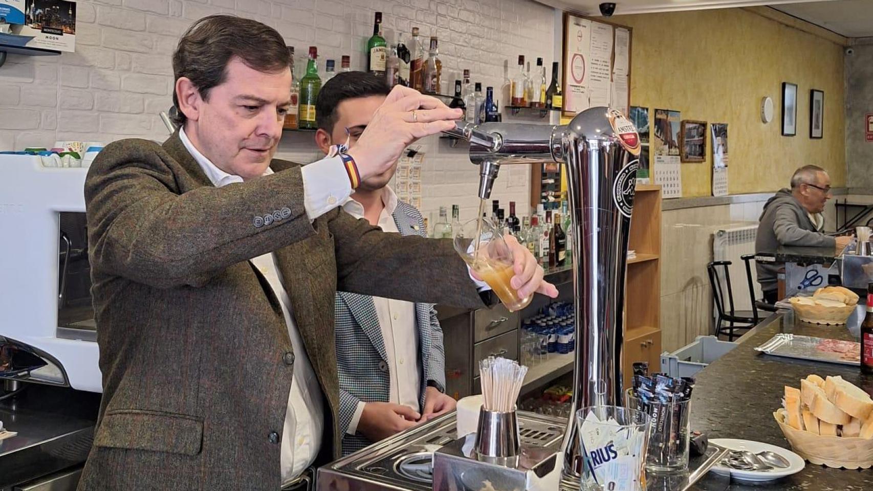 Mañueco, en la línea de meta: se ha subido al tractor, ha tirado cañas y ha perdido 5 kilos sin despeinarse ni cambiar de lema