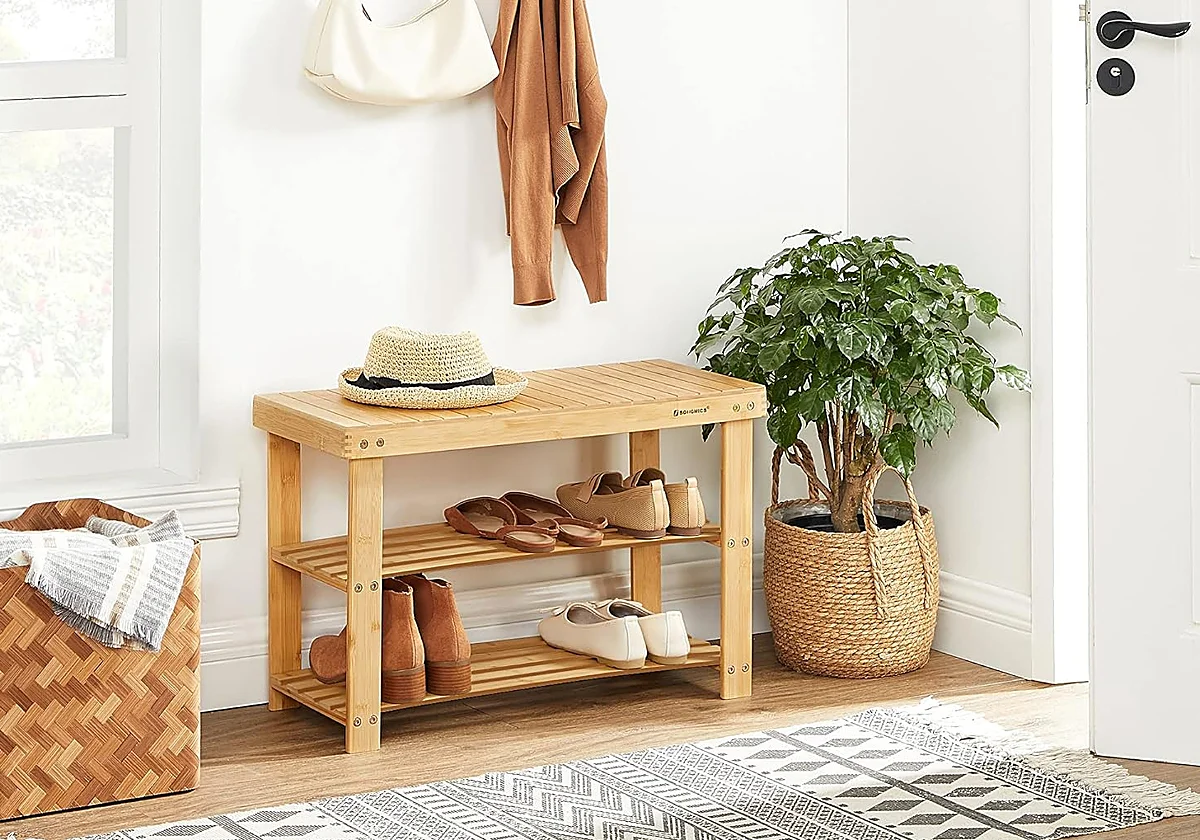 Estos bancos y zapateros estrechos son ideales para organizar recibidores pequeños