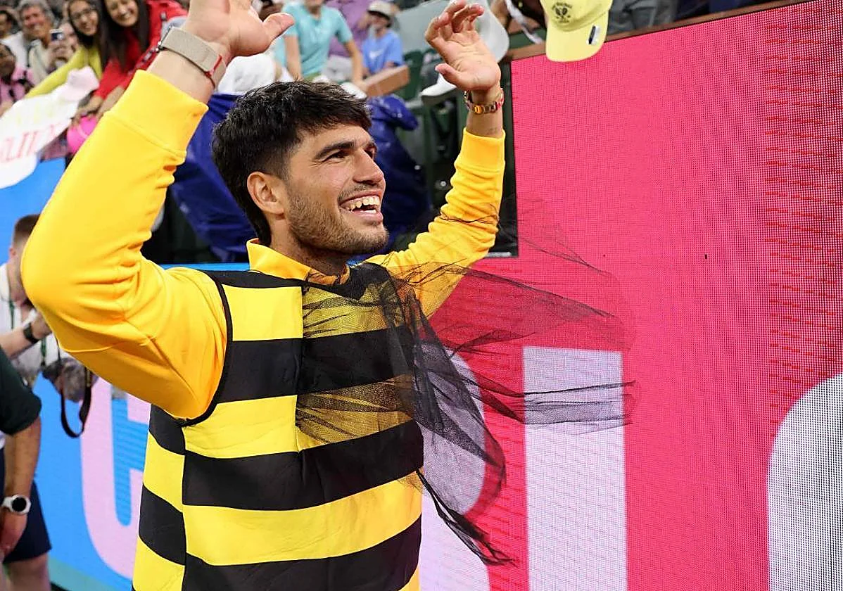 Carlos Alcaraz se disfraza de abeja en Indian Wells tras su victoria