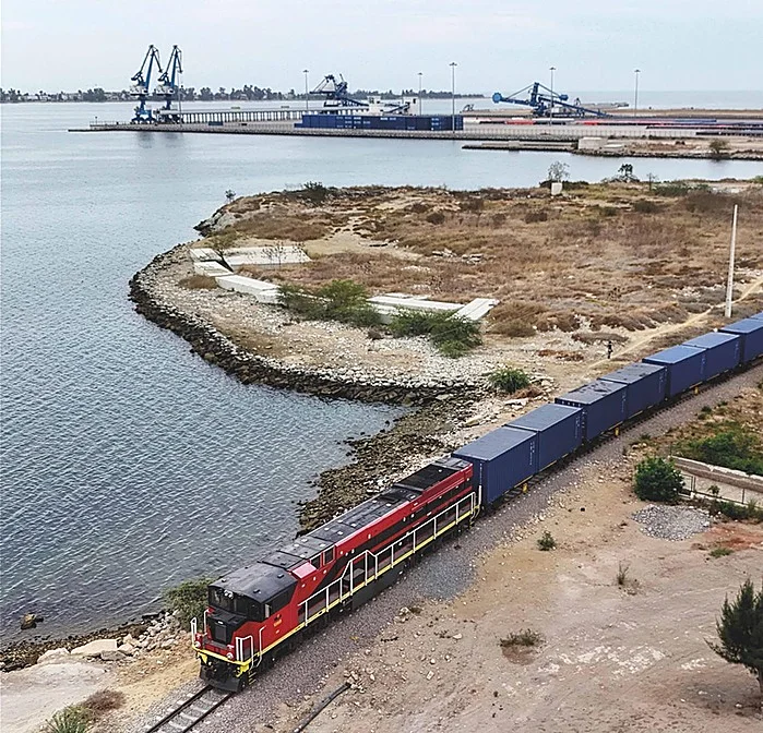 El centenario tren africano en el que viaja al futuro: de las minas de cobalto a tu móvil