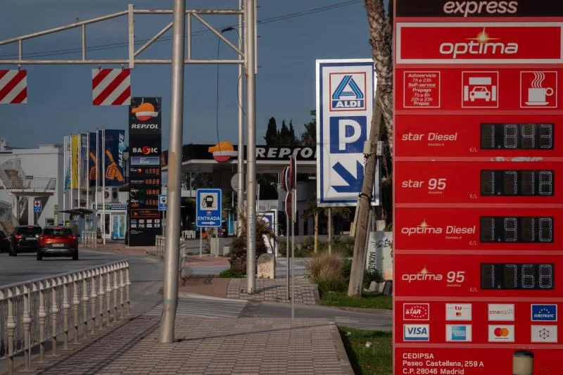 Del Brent al surtidor: por qué la gasolina sube antes que el petróleo