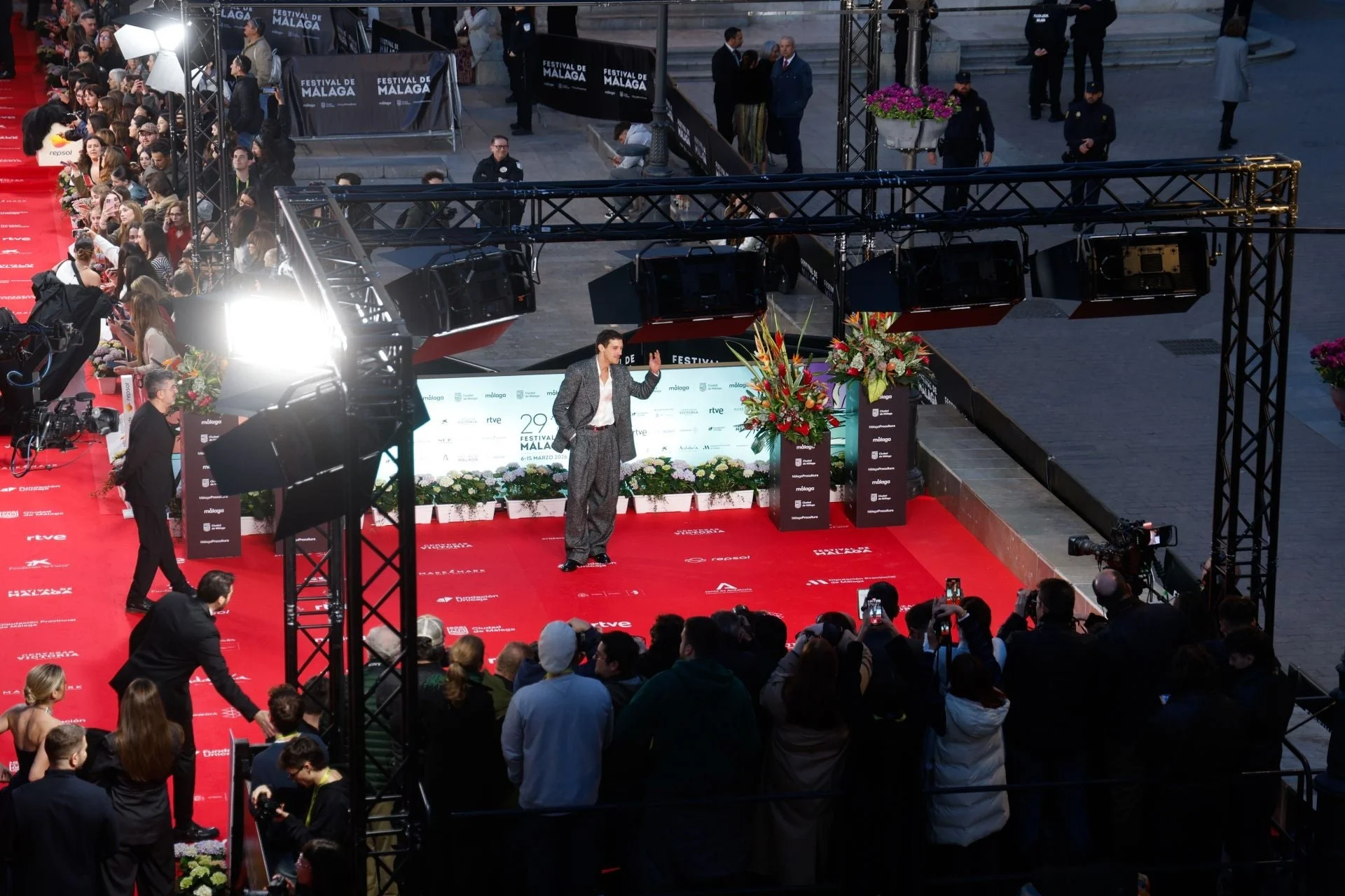 Actores y famosos invitados a la alfombra roja de este sábado 14