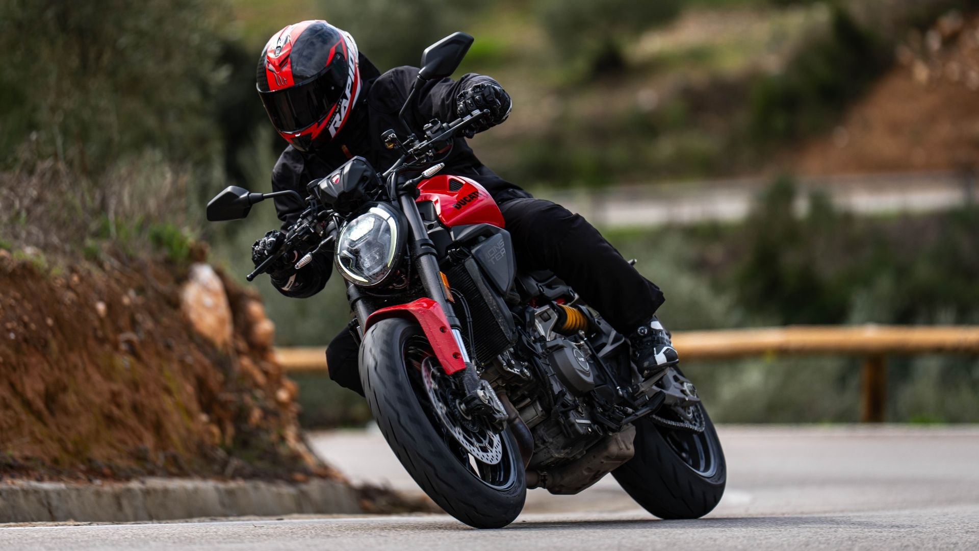 Nueva Ducati Monster: rebeldía con buenos modales
