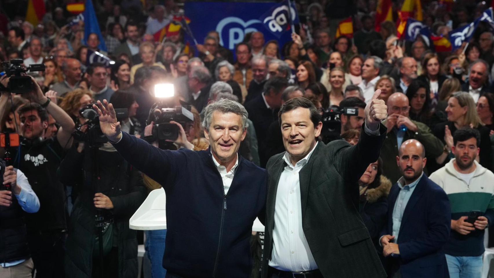 Feijóo pide dar el domingo "el susto de su vida" a Sánchez, que recupera la bandera de España y alardea de "patriota"