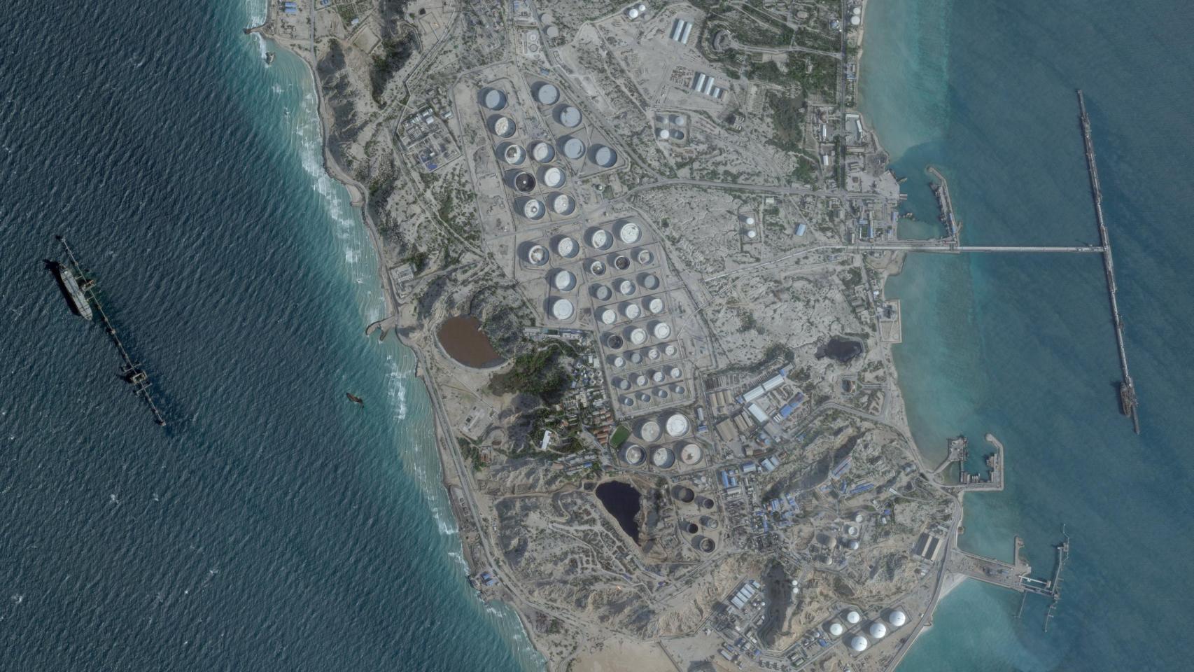 Trump bombardea la isla de Jark, el corazón de la producción petrolera iraní, pero sin dañar su infraestructura productiva