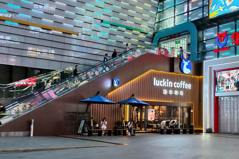 China no solo se está comiendo a Occidente en coches eléctricos o televisores. También amenaza a Starbucks