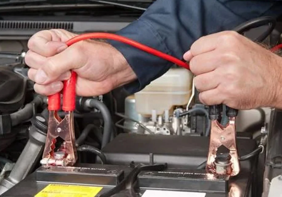 Si te quedas sin batería en el coche, atento: este es el primer cable que debes conectar si usas las pinzas