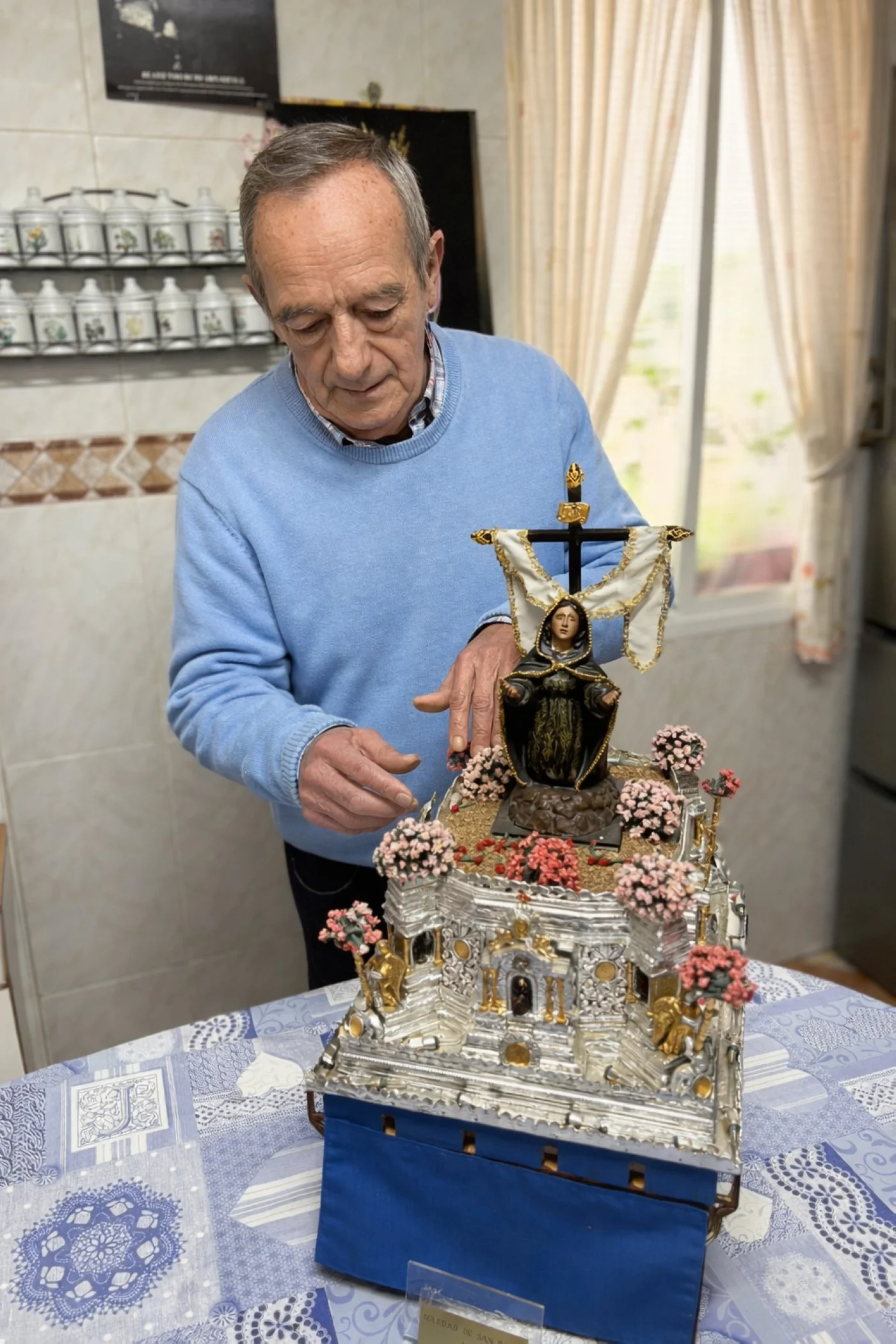 «Creando los tronos en miniatura el rezo era constante»