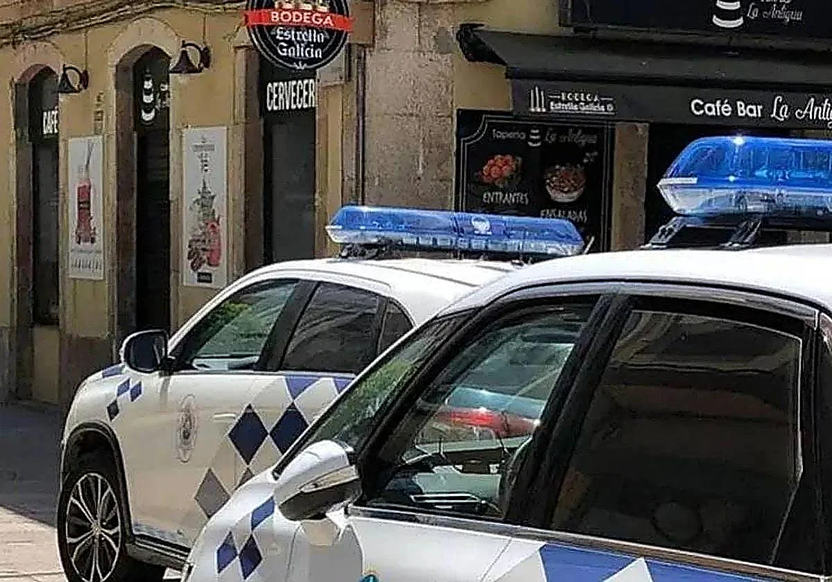 La Policía saca a una niña de 2 años de un coche donde había quedado encerrada por un «descuido»