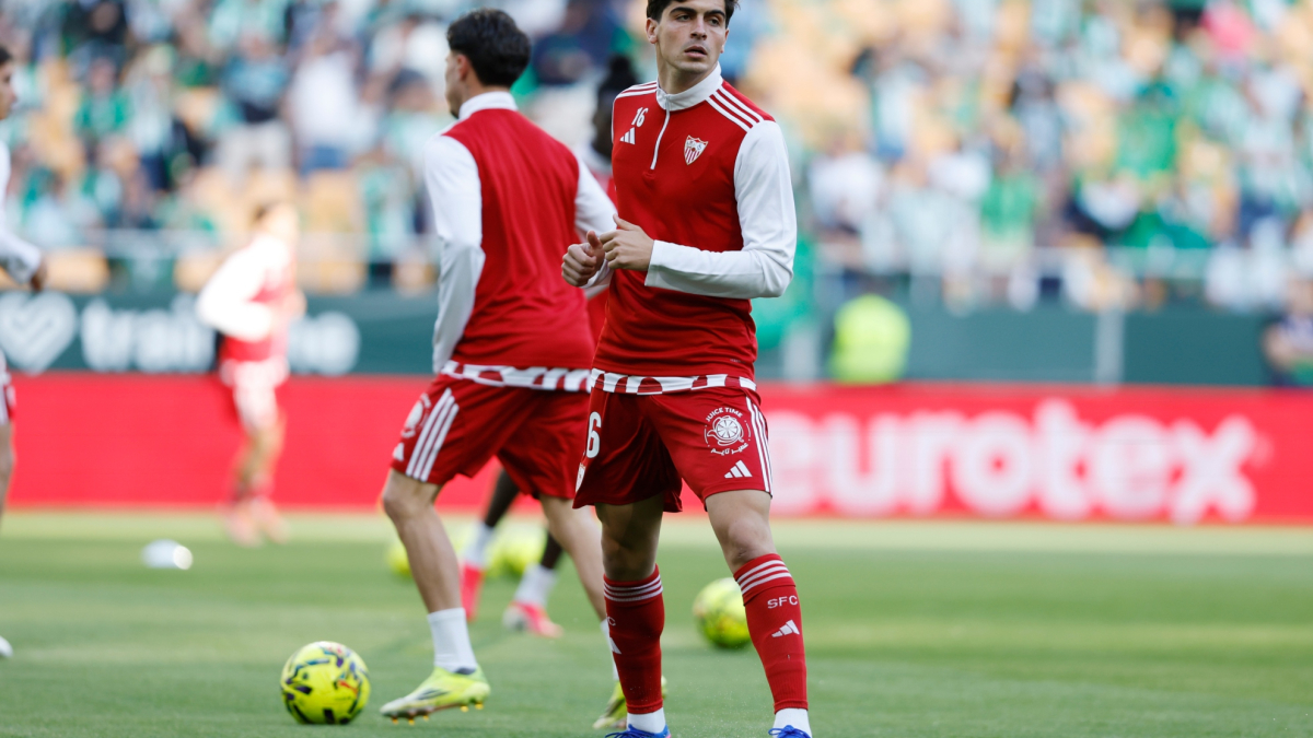 Juanlu cumple 100 partidos oficiales con el Sevilla en la visita al Barcelona