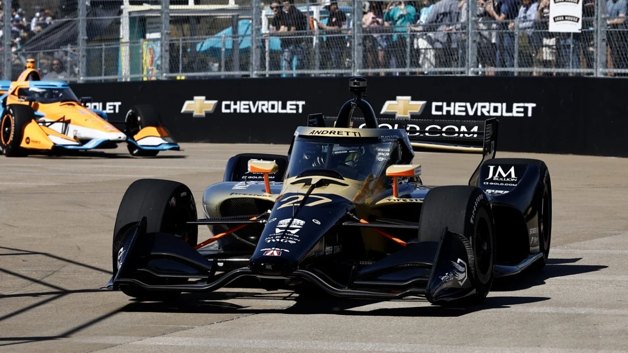 Kyle Kirkwood arrebata por la fuerza la victoria a Álex Palou en Arlington