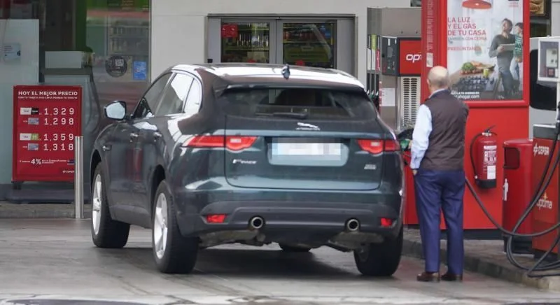 Hacienda hace caja con la subida del diésel y la gasolina apuntando a los dos euros por litro