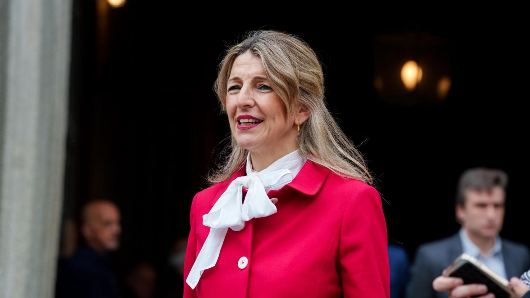 Yolanda Díaz acude a la gala de la 98 edición de los Oscar para "apoyar al cine español" con un vestido de Purificación García