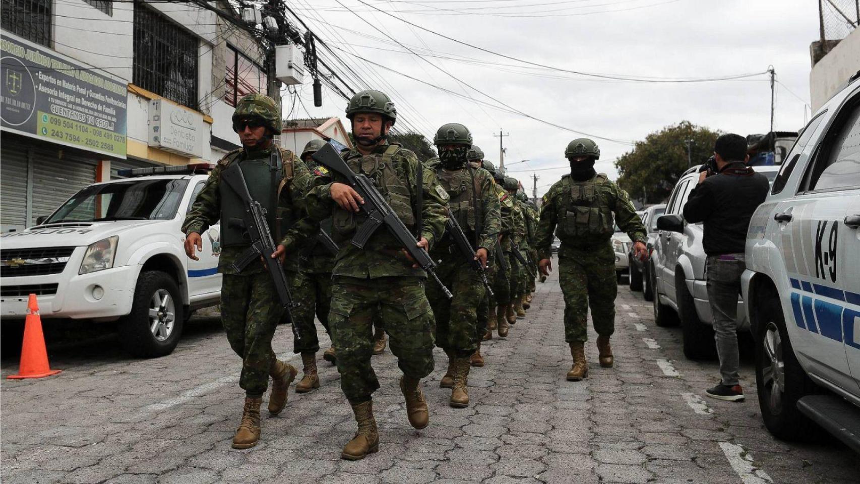 Daniel Noboa decreta el toque de queda y despliega 75.000 militares en la "guerra" contra el crimen organizado en Ecuador