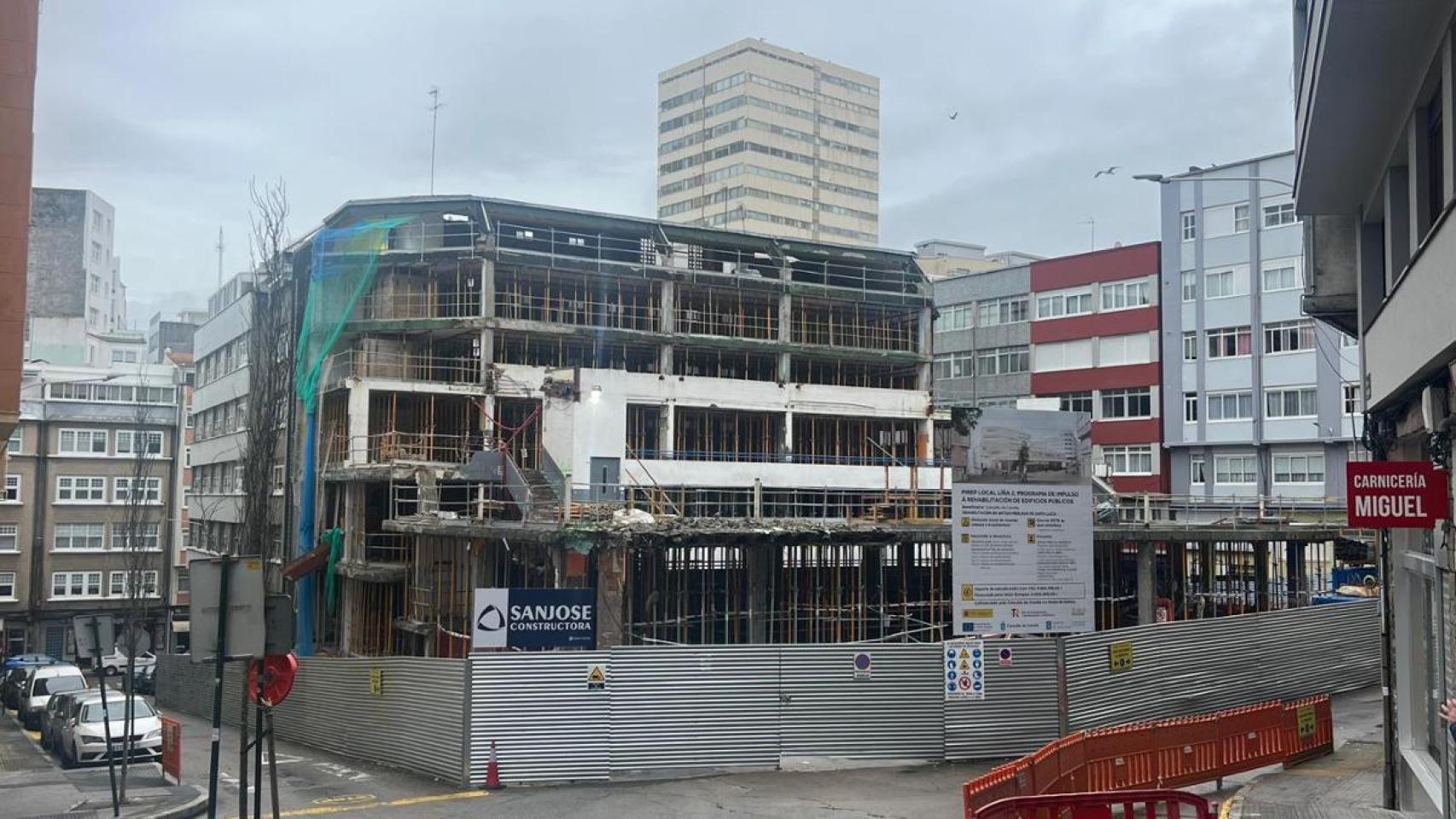 La demolición del mercado de Santa Lucía, en A Coruña, obliga a cortar el tráfico este lunes