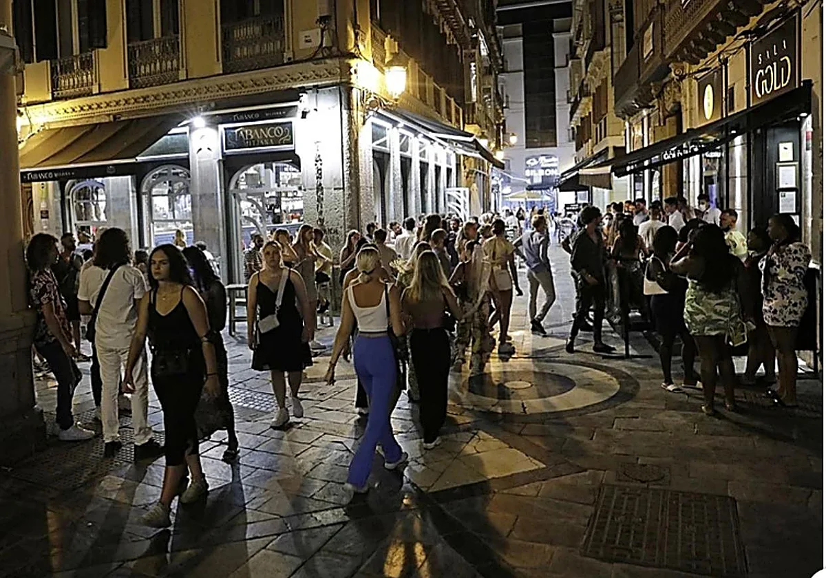 Vecinos protestan por el aumento del horario de bares 17 días al año en las zonas ruidosas del Centro, Huelin y Teatinos