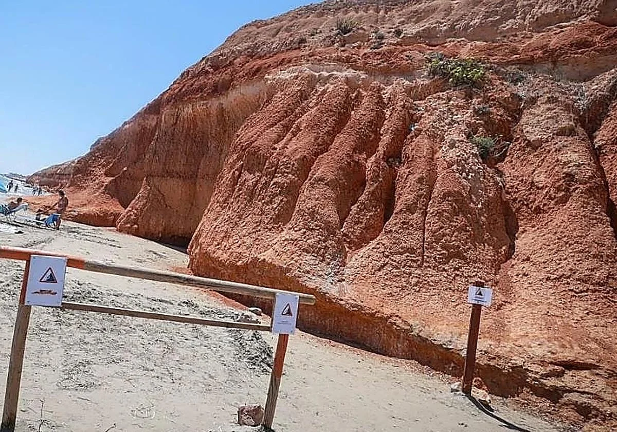 Un hombre de 28 años muere al caer por un acantilado de Alicante cuando intentaba recoger sus gafas