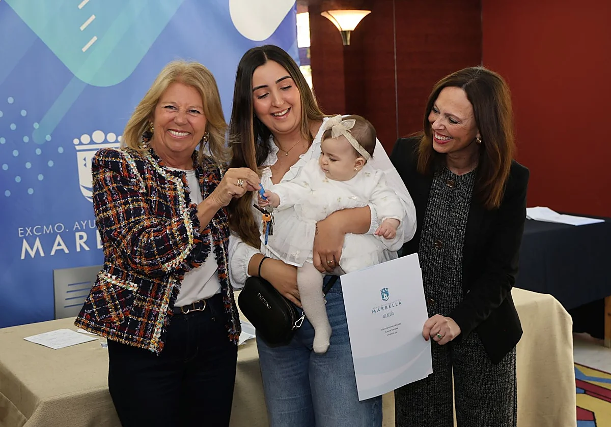 El Ayuntamiento de Marbella y la Junta entregan las 18 VPO de alquiler joven de Huerta de los Cristales