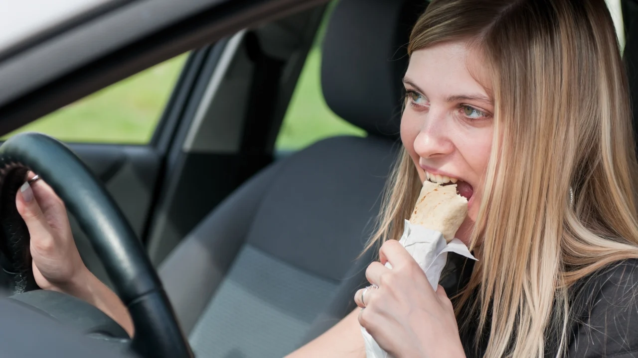 ¿Te pueden multar por comer y beber mientras conduces? Hay matices que debes conocer