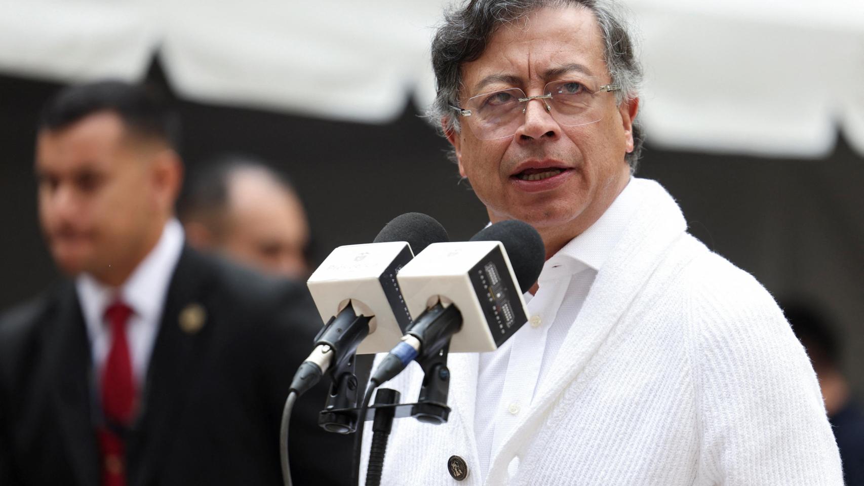 Petro denuncia que Ecuador está bombardeando Colombia en la frontera: hallan una bomba "tirada desde un avión"