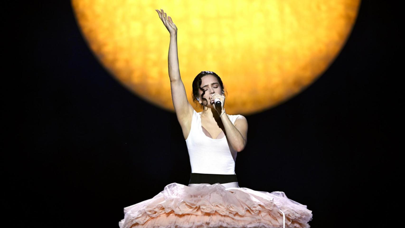 Rosalía hace del escenario su templo y su teatro en el inicio de la gira de 'Lux' en Lyon