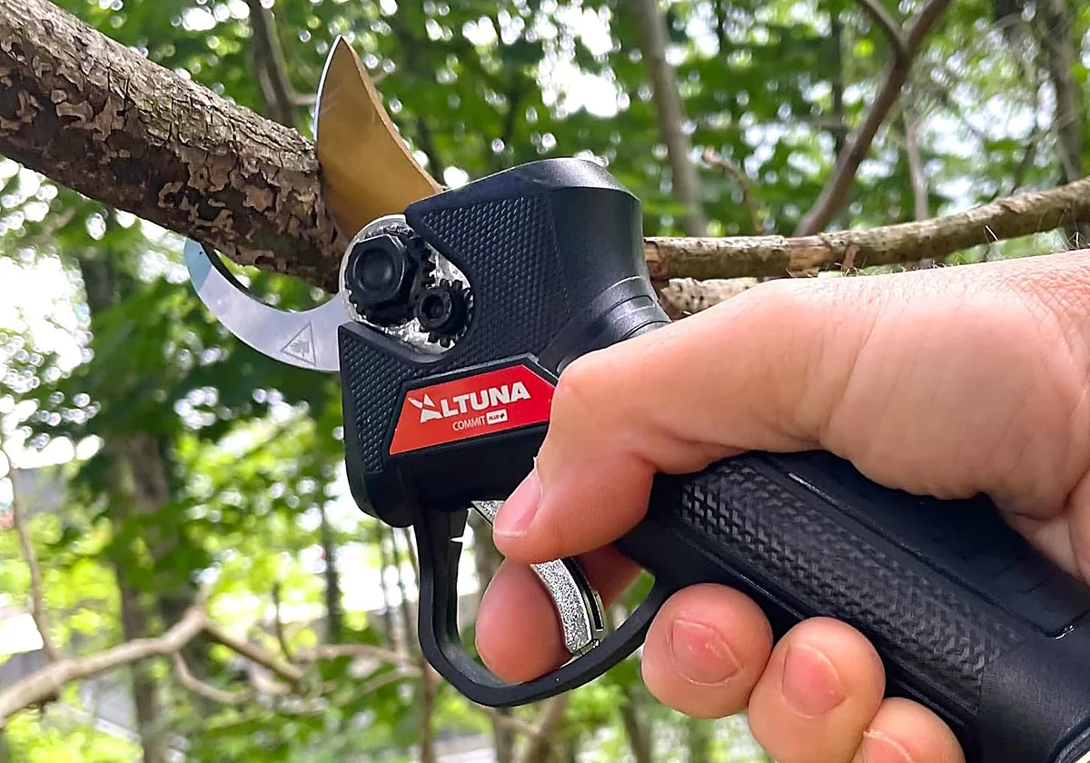 Estas tijeras de podar eléctricas son perfectas para el cuidado diario de tu jardín