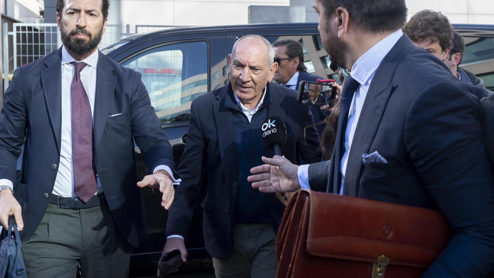 El exDAO niega haber violado a una policía y el juez rechaza imponerle la prohibición de comunicarse con ella