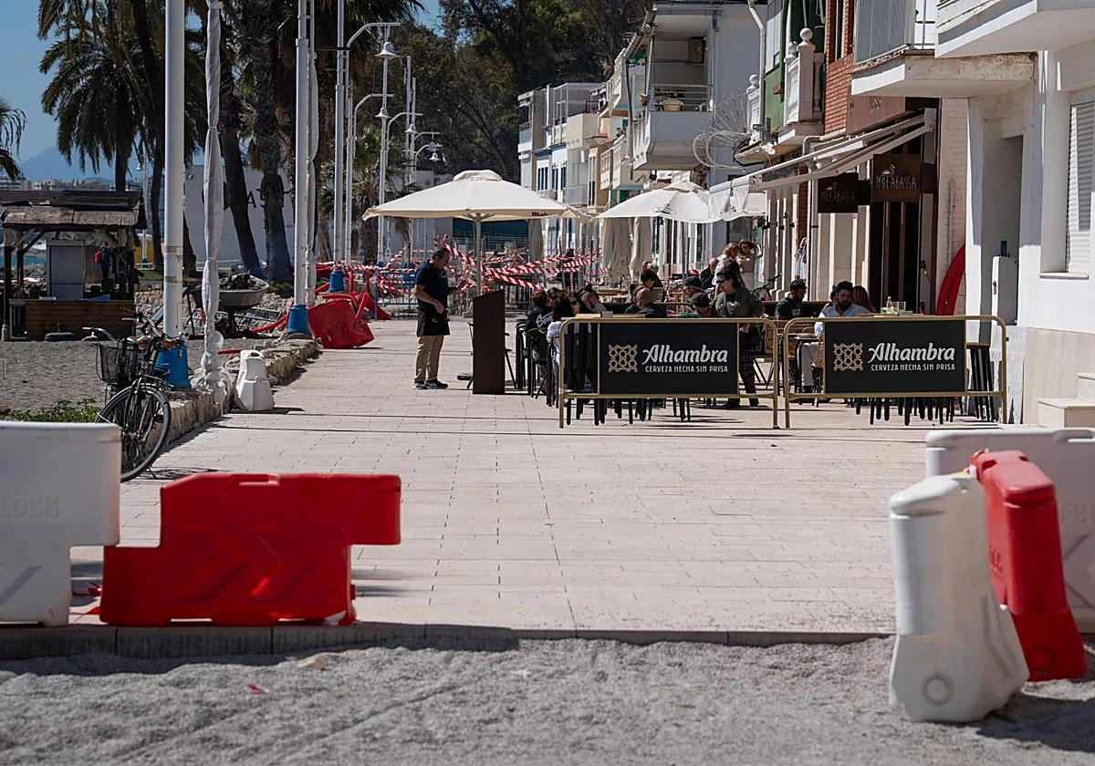 Malaga residents denounce restaurants for leaving no pedestrian space during promenade rehabilitation