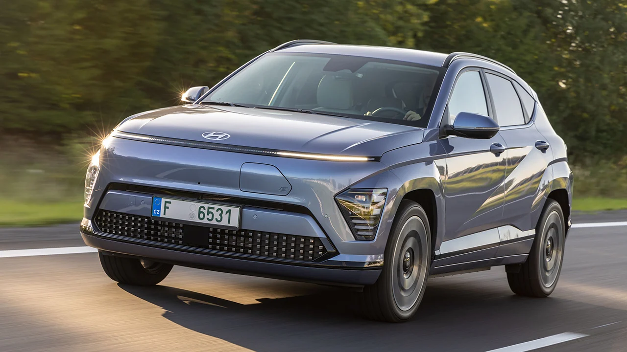 Hyundai aprieta con el KONA CERO más equipado, baja 11.700 € y con 440 km de autonomía pone nervioso al Jaecoo 5