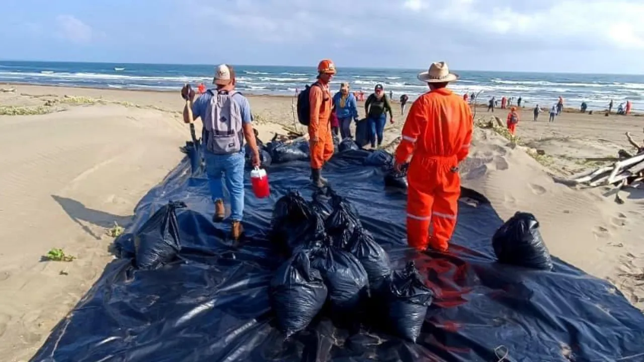 Autoridades contienen derrame en el Golfo de México; comunidades exigen respuestas