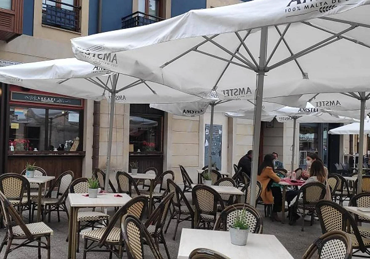 Despedido por trabajar en el bar de la mujer estando de baja: es improcedente y la empresa o lo readmite o le paga 85.000 euros