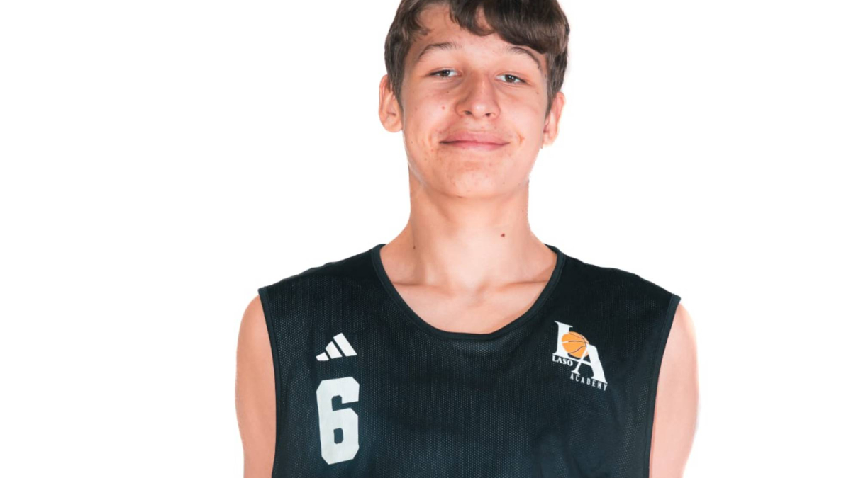 España recluta a Palton Shurme, el niño que escapó de la guerra y ha crecido hasta los 2,15 con 15 años