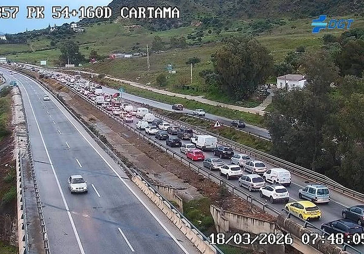 Un alcance entre tres vehículos en la A-357 de Málaga complica el tráfico en plena hora punta