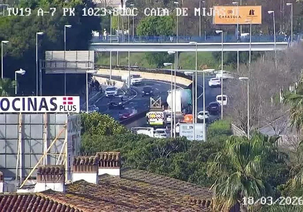 Un camión averiado cierra un carril y complica el tráfico en la A-7 en La Cala de Mijas