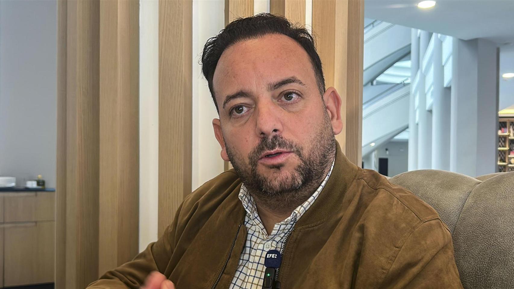 El denunciante del alcalde de La Algaba lo denunciará de nuevo por acoso: "Si todo es mentira, ¿por qué dimitió?"