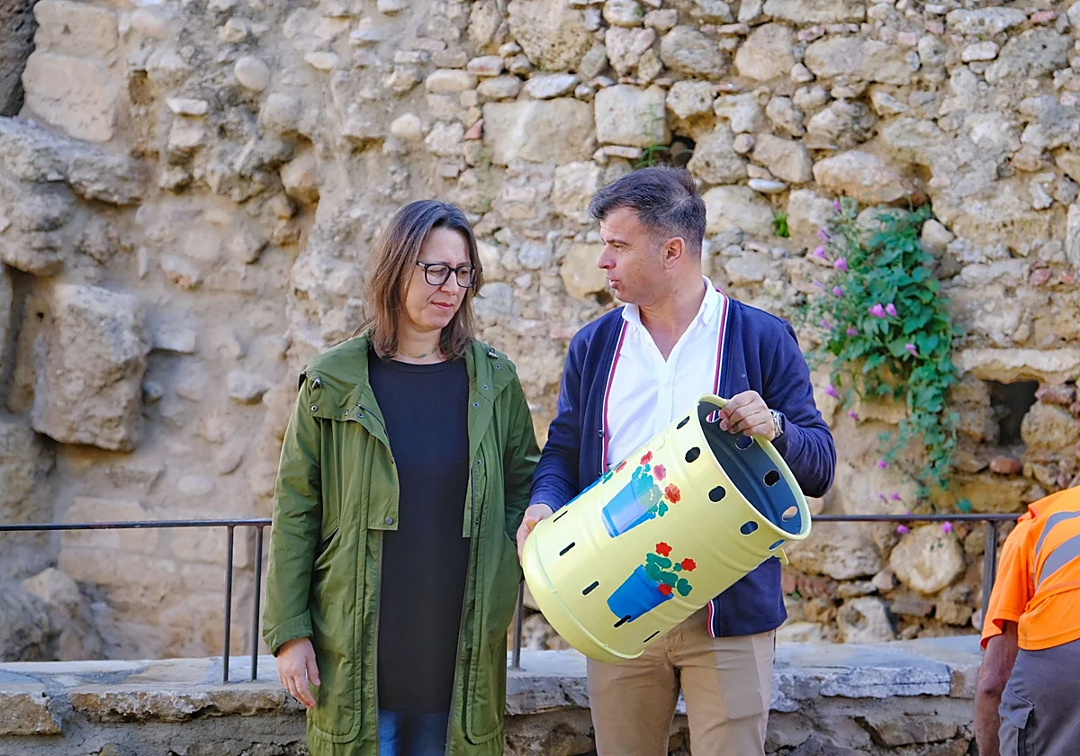 Marbella eleva a 75 las papeleras artísticas del Casco Antiguo tras incorporar 25 creadas por Ana Ortiz