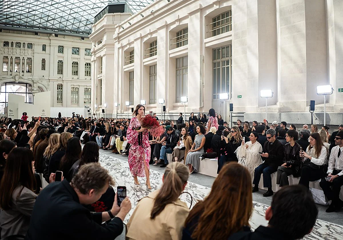 Cuentos, plumas, botánica y moda española de la buena
