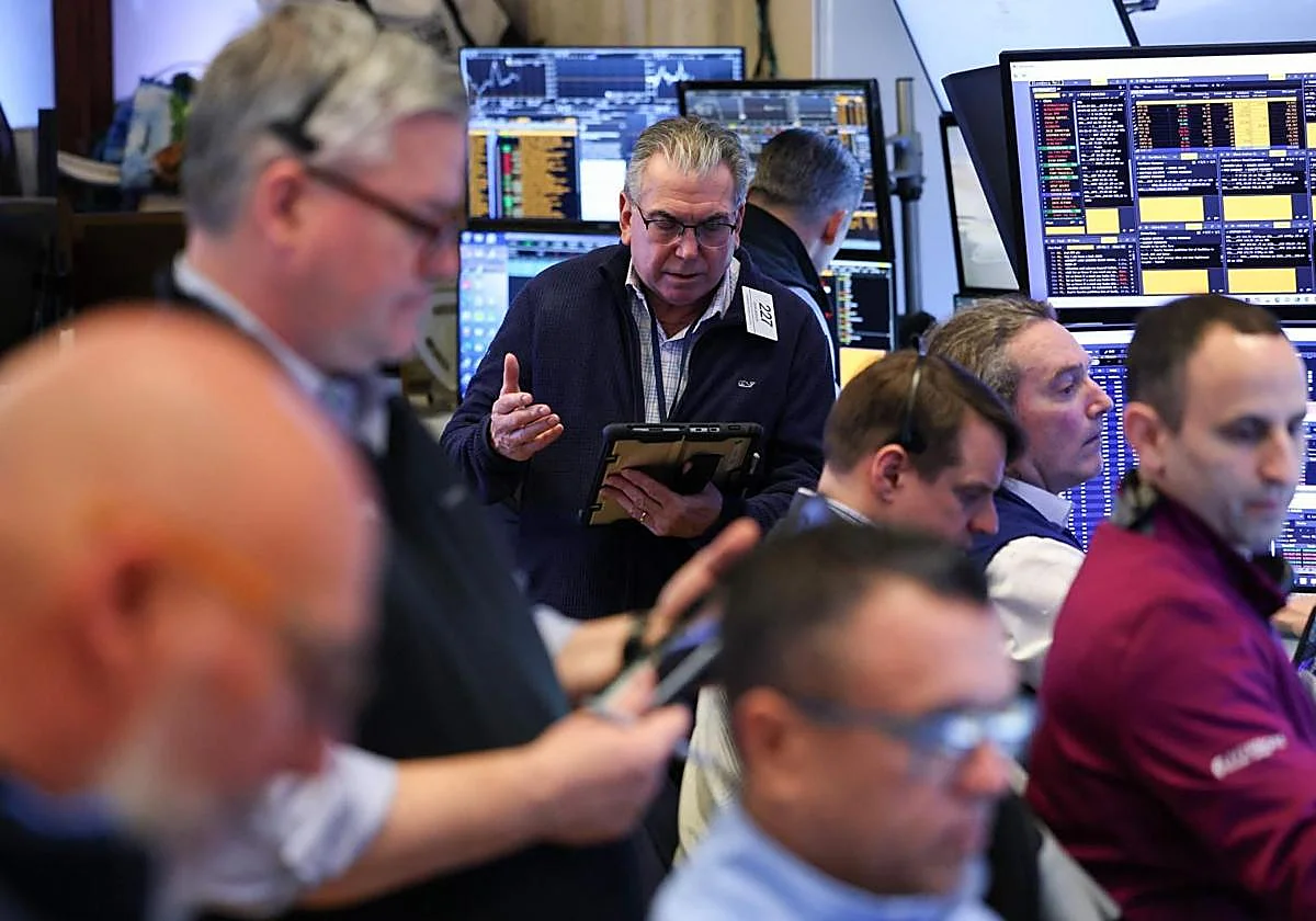 Los inversores huyen del riesgo con el petróleo disparado otro 6% y muchas dudas sobre los bancos centrales