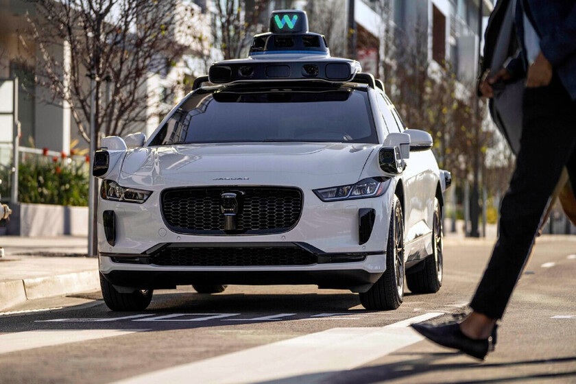 Los robotaxis de Waymo paran si alguien se pone delante. Eso está bien hasta que el pasajero sufre las consecuencias
