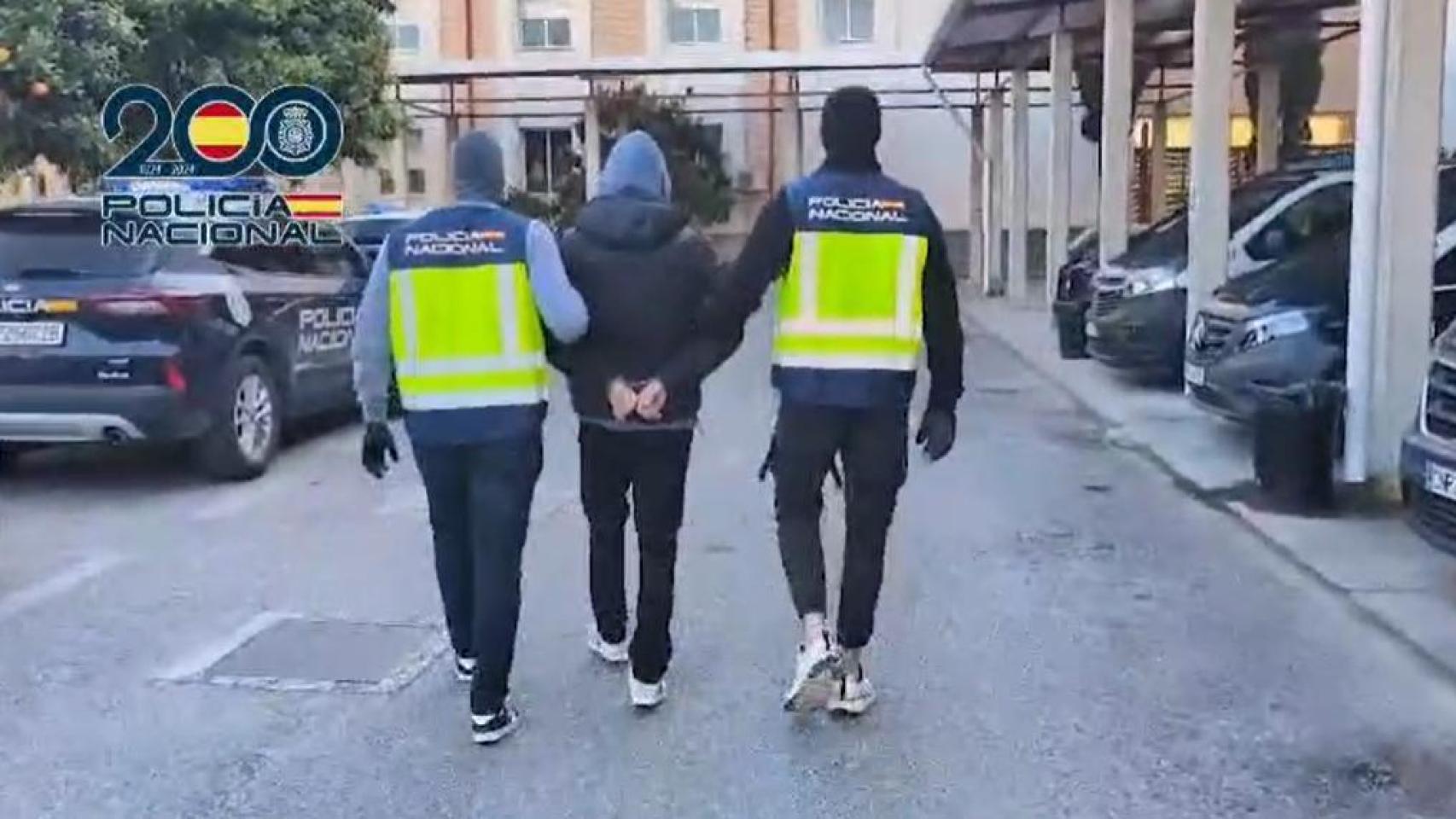 Detienen a un hombre por electrocutar a una persona en la previa del derbi sevillano