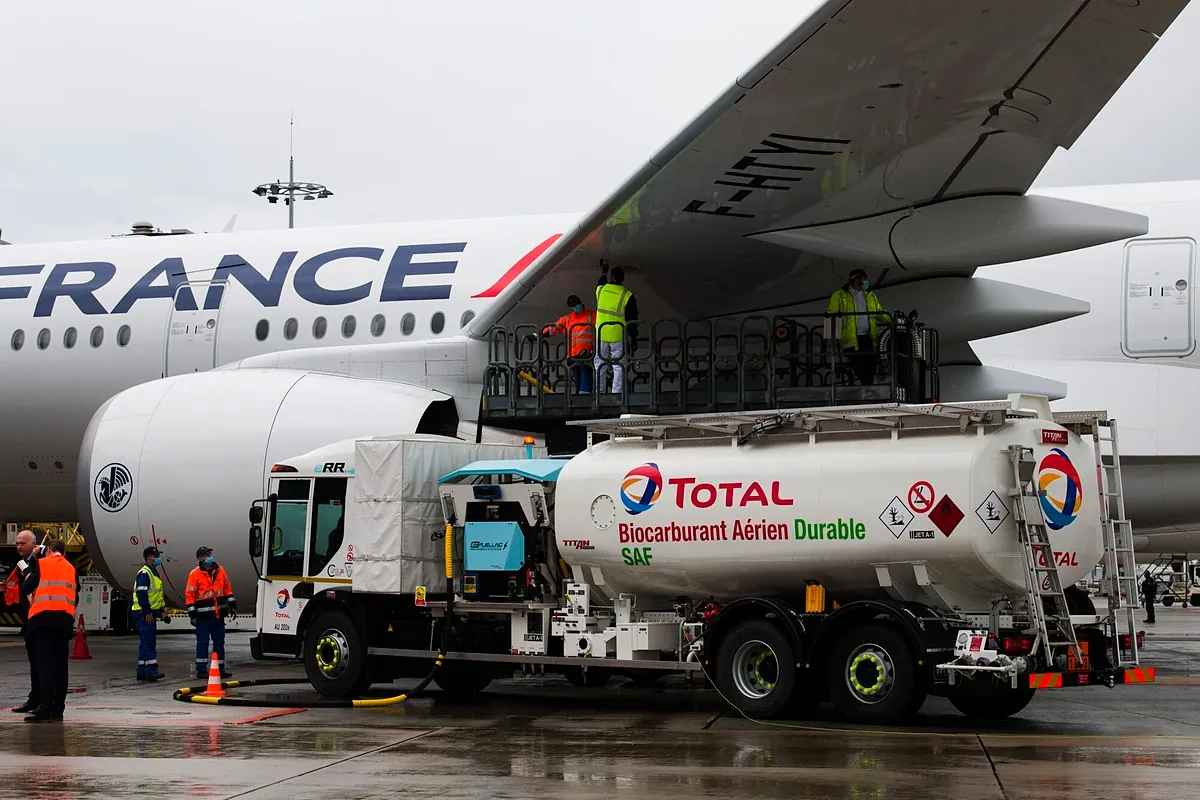 IAG, Ryanair y las grandes aerolíneas abren una batalla ambiental contra Bruselas y piden retrasar metas