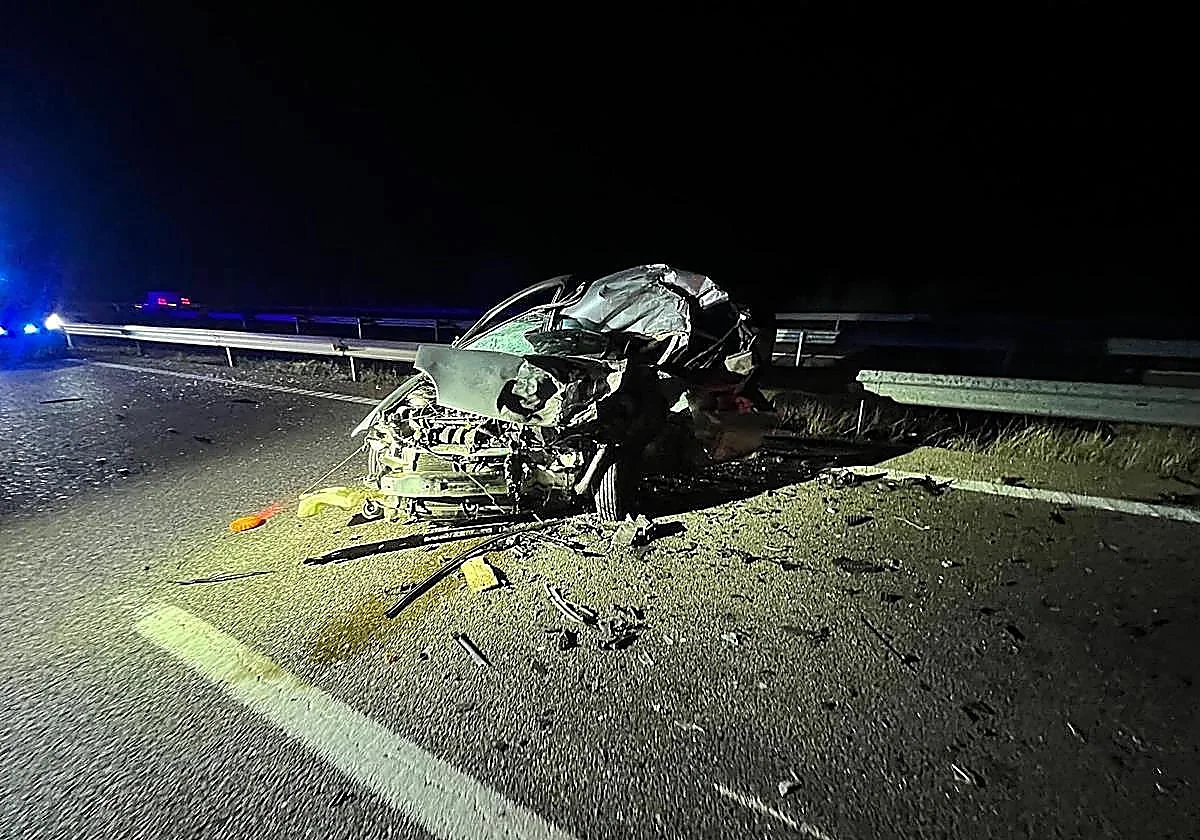 Un muerto y un herido grave en la A-5 cerca de Mérida tras un aparatoso choque frontal entre dos vehículos