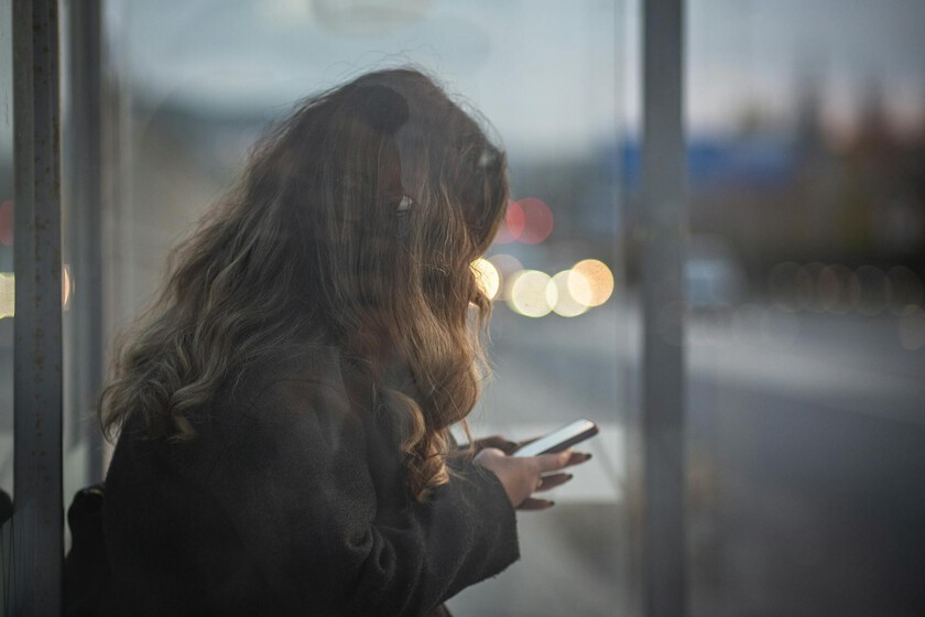 Los 'amigos IA' son comida basura para la soledad: te sacian en el momento, pero te dejan más vacío después