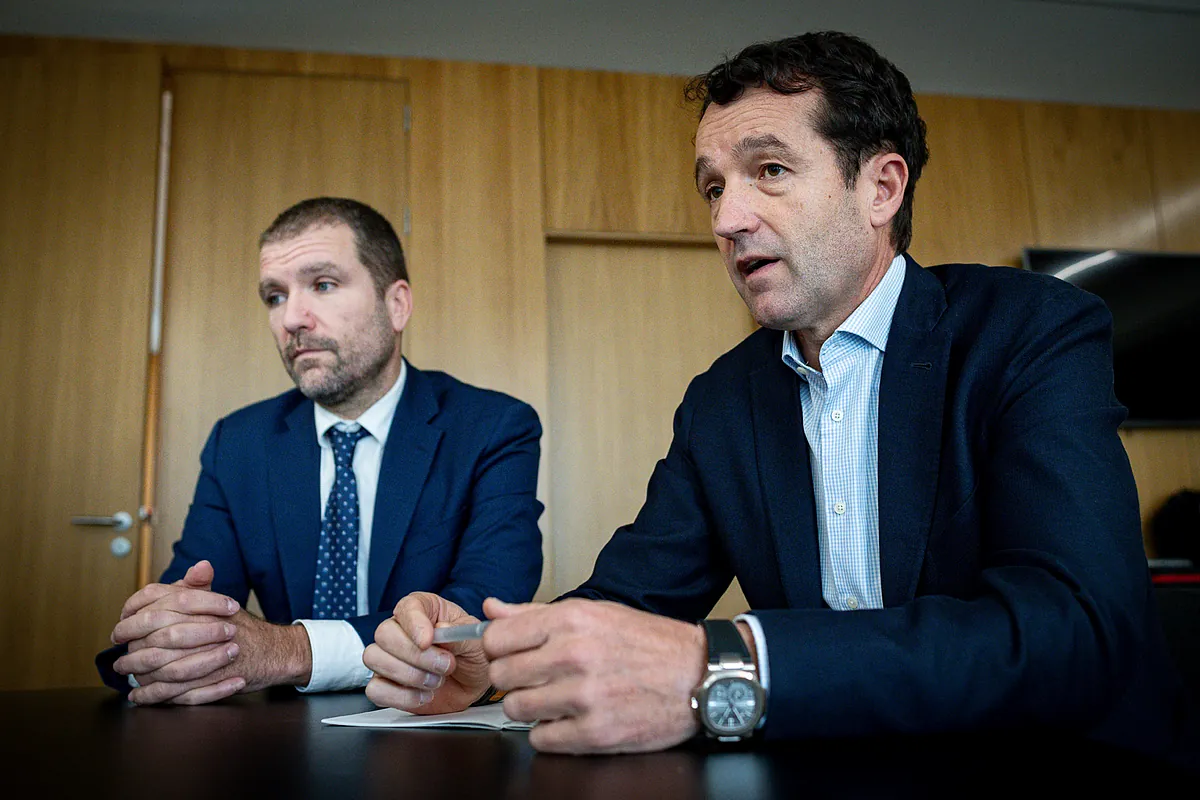 Los Escribano se plantean renunciar a la operación Indra-EM&E ante la presión del Gobierno